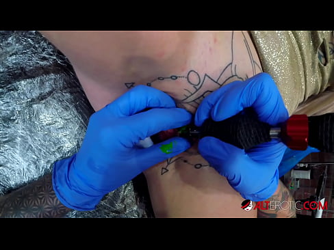 ❤️ tattooed ທີ່ສຸດ Hottie Sully Savage ໄດ້ຮັບ tattoo ສຸດ clitoris ຂອງນາງ ️ ໜັງໂປ້ ຢູ່ຄອມ lo.hentaidude.ru ﹏